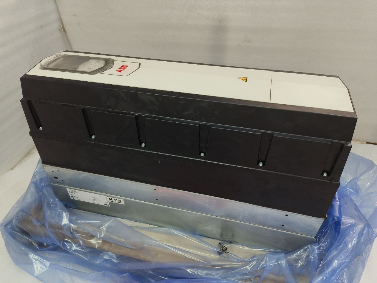 NEW ABB ACS880-31-027A-5+B056 AC DRIVE 27A 480V 20HP 15KW