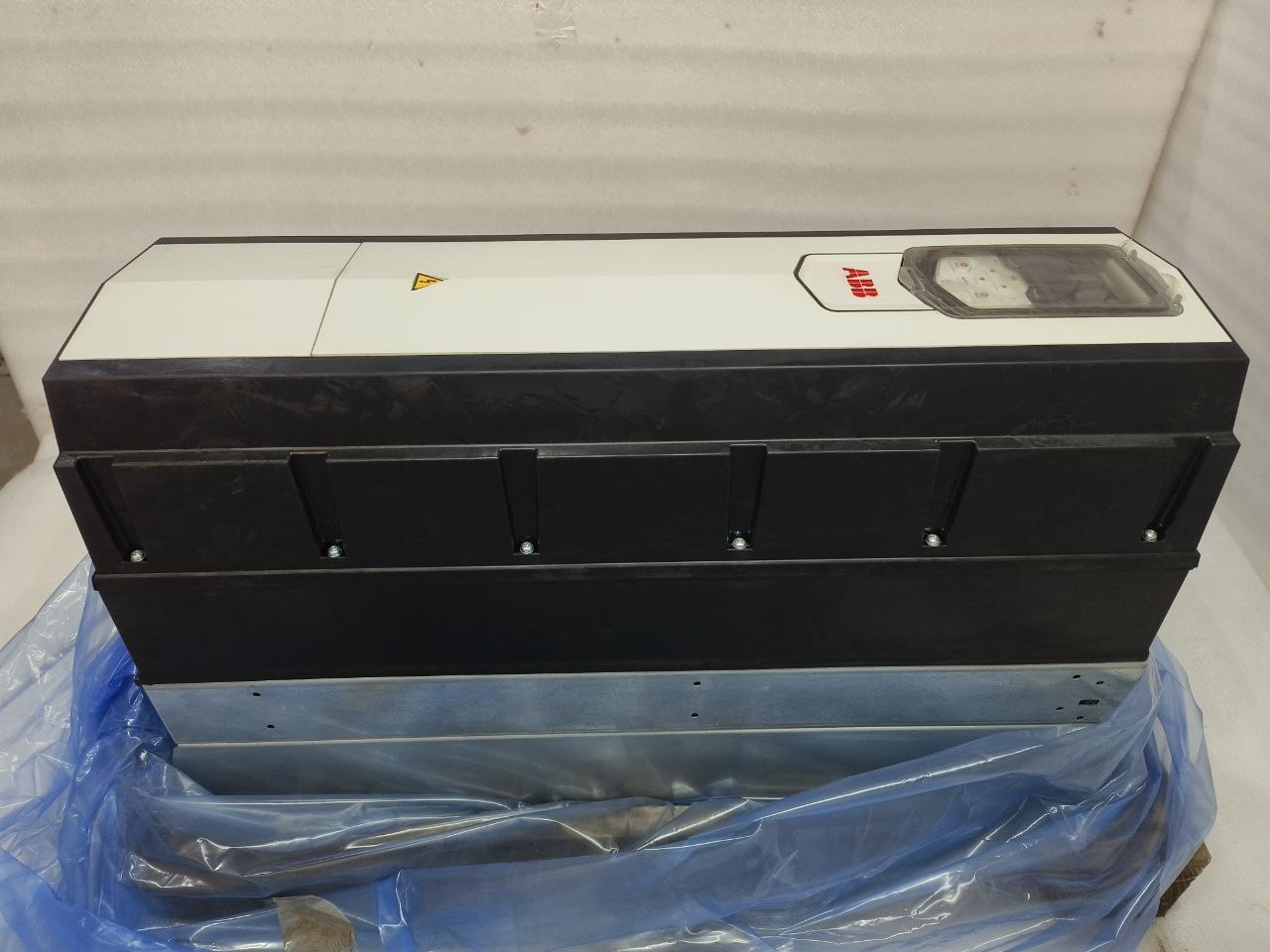 NEW ABB ACS880-31-027A-5+B056 AC DRIVE 27A 480V 20HP 15KW